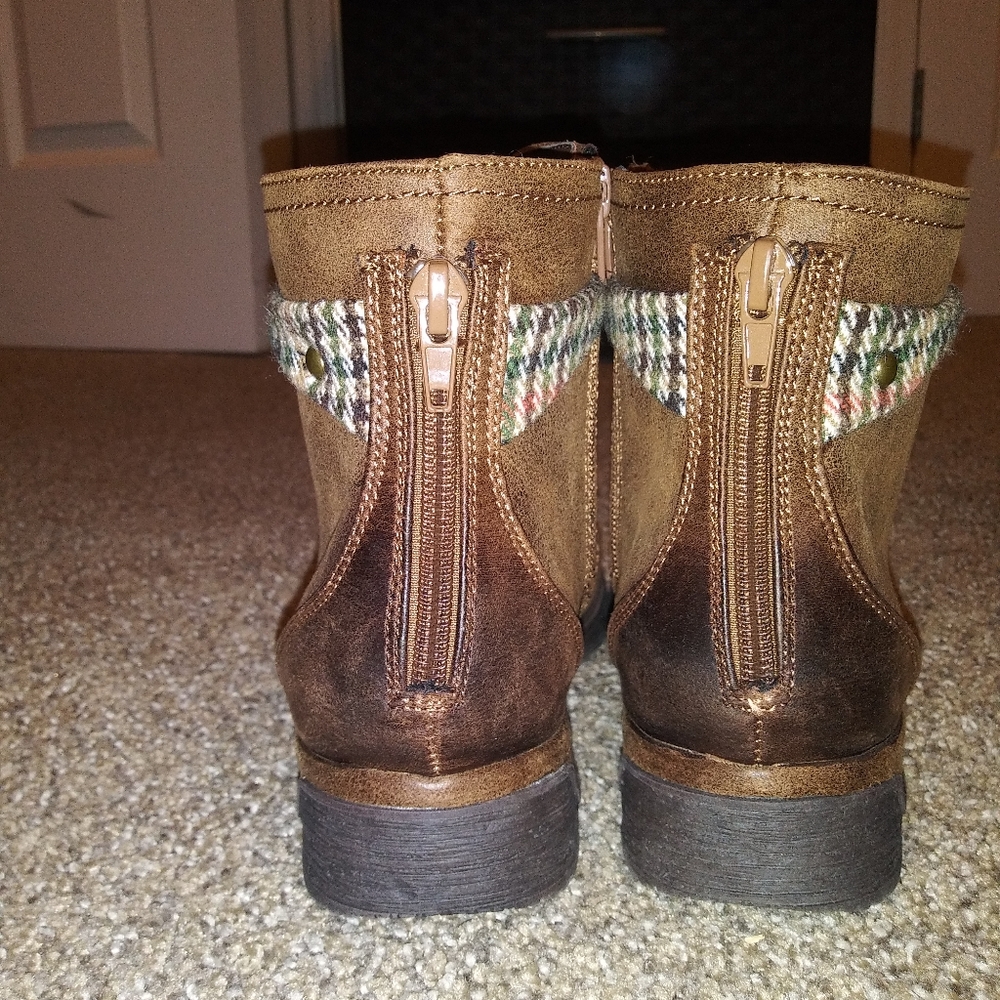 Boots - Picture 3 of 5